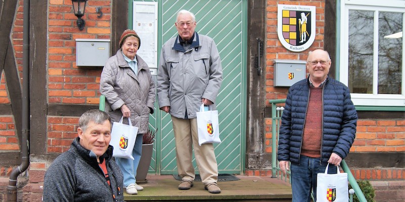 250 Weihnachtstüten für die Seniorinnen und Senioren der Gemeinde Deensen